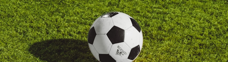 大卫·贝克汉姆在比赛中准备主罚标志性圆月弯刀任意球的帅气瞬间